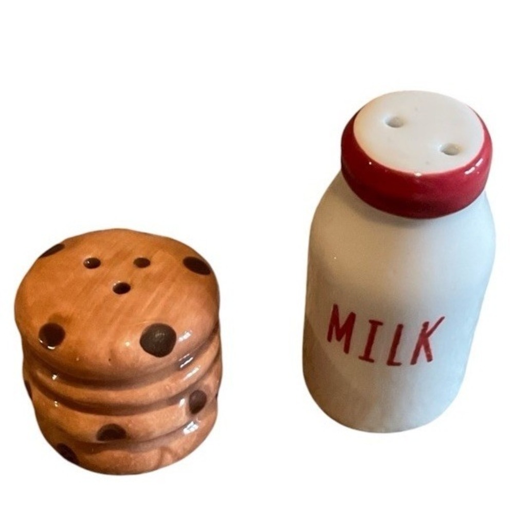 Cracker Barrel Milk And Cookies Salt And Pepper Shakers New With Tags